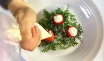 用草莓做雪人的方法