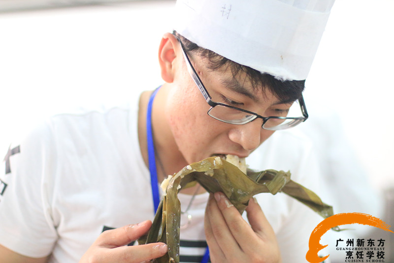 廣州新東方烹飪學(xué)校_包粽子