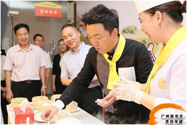 廣州新東方烹飪學校_黃渤品嘗名小吃 廣州新東方烹飪學校_黃渤品嘗名小吃