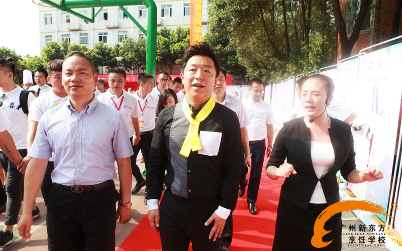 全能男神黃渤現(xiàn)身新東方校園 體驗快樂烹飪 全能男神黃渤現(xiàn)身新東方校園 體驗快樂烹飪