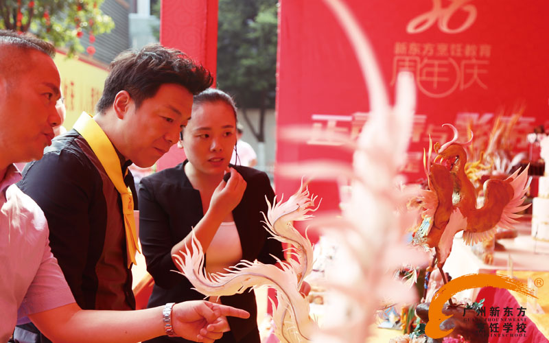 全能男神黃渤現(xiàn)身新東方校園 體驗快樂烹飪 全能男神黃渤現(xiàn)身新東方校園 體驗快樂烹飪
