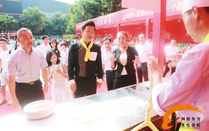 全能男神黃渤現(xiàn)身新東方校園 體驗快樂烹飪 全能男神黃渤現(xiàn)身新東方校園 體驗快樂烹飪