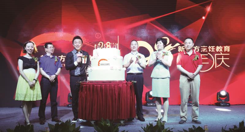 世界中餐業聯合會會長楊柳應邀出席新東方烹飪教育28周年校慶 世界中餐業聯合會會長楊柳應邀出席新東方烹飪教育28周年校慶