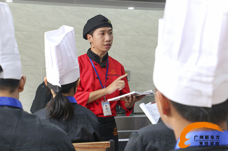 金牌大師與西餐學(xué)生的實(shí)訓(xùn)課堂:沒有文武雙全的廚師不是好老師 金牌大師與西餐學(xué)生的實(shí)訓(xùn)課堂:沒有文武雙全的廚師不是好老師