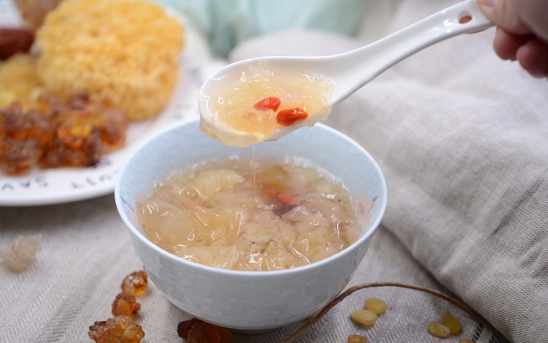 廣州新東方烹飪學(xué)校_保護肝臟的時尚飲品：銀耳桃膠桂花露