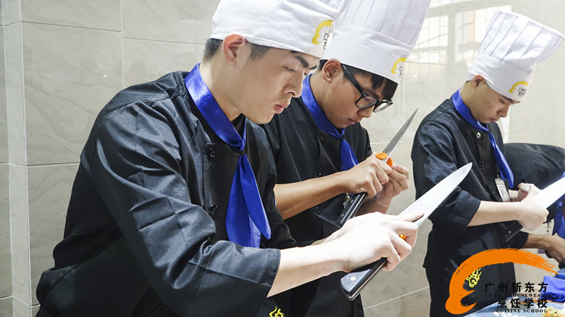 廣州新東方烹飪學校_為什么同是廚師,他們可以輕松月入過萬,而你不能? 廣州新東方烹飪學校_為什么同是廚師,他們可以輕松月入過萬,而你不能?