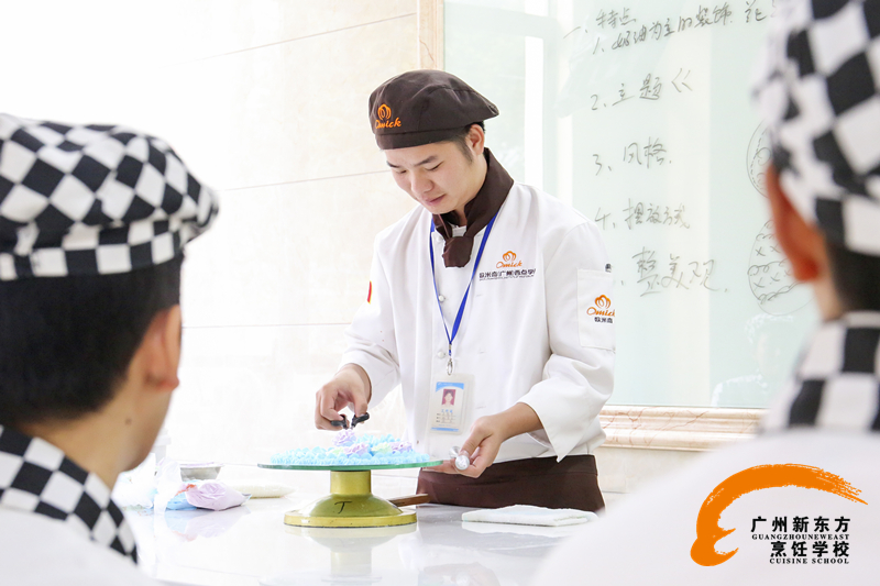 新東方大師吳桂宇:平凡崗位上的不平凡人生 新東方大師吳桂宇:平凡崗位上的不平凡人生