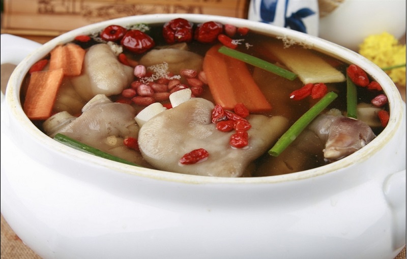廣州新東方烹飪學校_花生眉豆豬手湯的做法