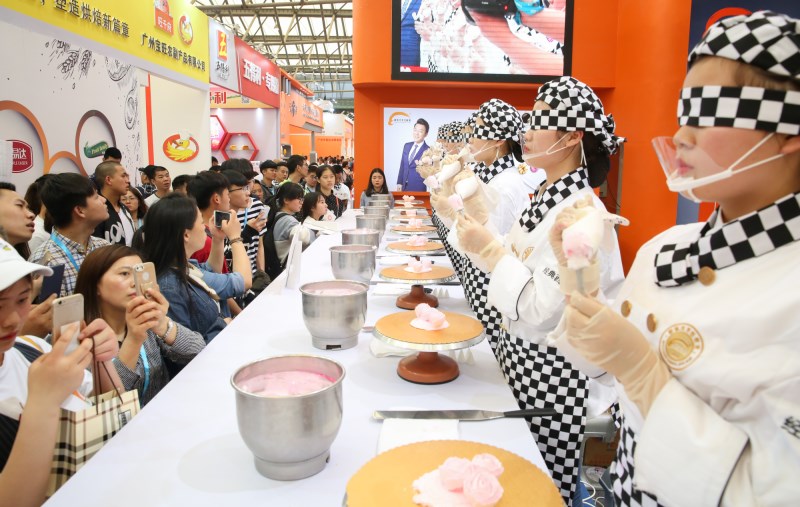 新東方烹飪教育獻技國際烘焙展 再度點亮上海灘 新東方烹飪教育獻技國際烘焙展 再度點亮上海灘