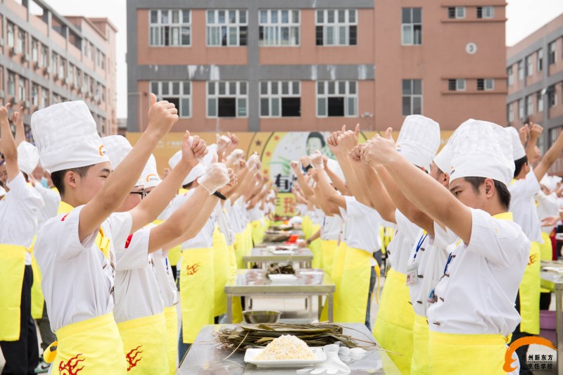 “幸福相伴 粽情端午“ 千人包粽驚現廣州新東方 “幸福相伴 粽情端午“ 千人包粽驚現廣州新東方