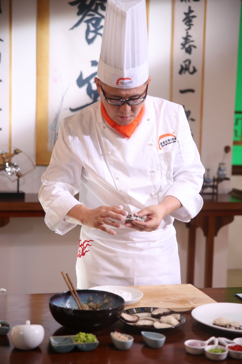 匠“新”創作八味珍饈 新東方烹飪震撼上演《饕宴的秘密》 匠“新”創作八味珍饈 新東方烹飪震撼上演《饕宴的秘密》