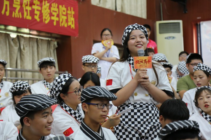 《絕世高手》路演走進新東方烹飪學院 歡樂不斷 “笑果”不俗 《絕世高手》路演走進新東方烹飪學院 歡樂不斷 “笑果”不俗