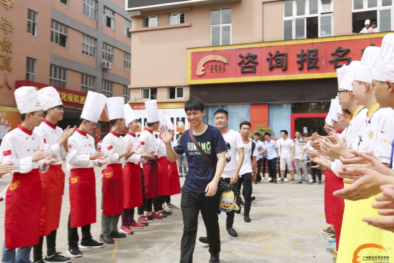 廣州新東方畢業(yè)歡送會舉行 廣州新東方畢業(yè)歡送會舉行