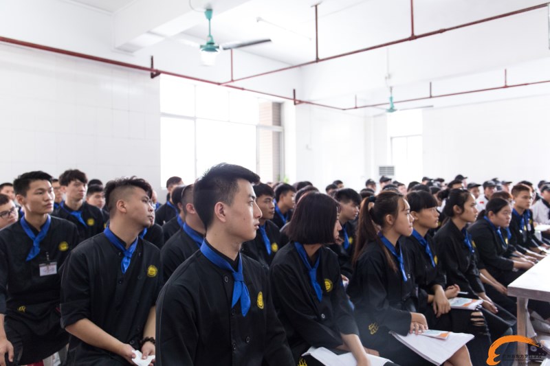 “烹米”創(chuàng)始人毛亮走進(jìn)我校 授課新東方學(xué)子 “烹米”創(chuàng)始人毛亮走進(jìn)我校 授課新東方學(xué)子