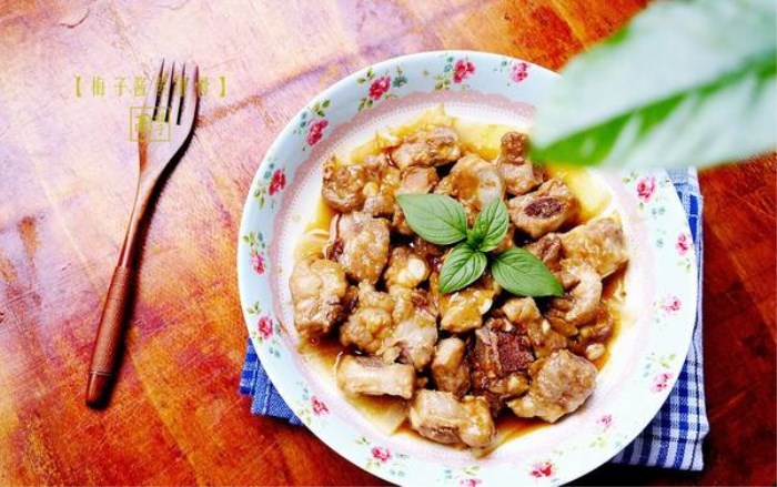 廣東傳統地方名菜梅子蒸排骨 肉香味美色澤誘人