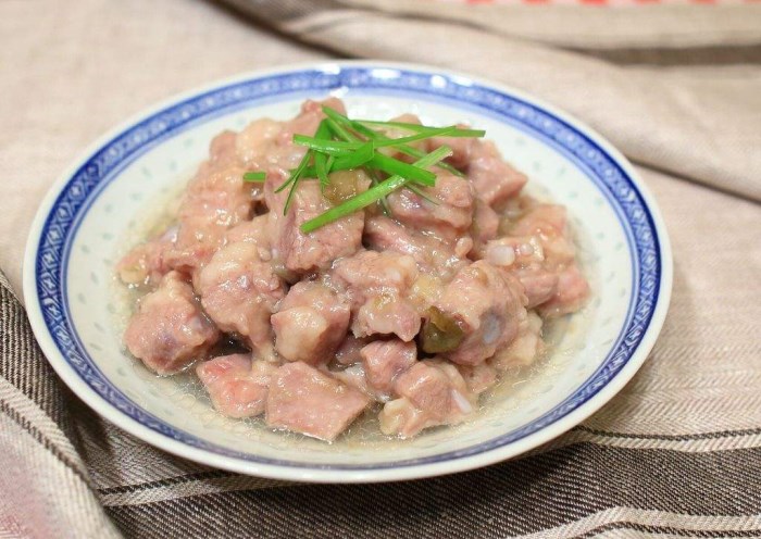 廣東傳統地方名菜梅子蒸排骨 肉香味美色澤誘人