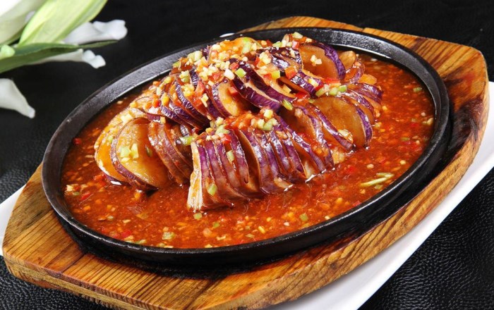 【特色菜】鐵板盤龍茄 咸鮮可口油而不膩 【特色菜】鐵板盤龍茄 咸鮮可口油而不膩