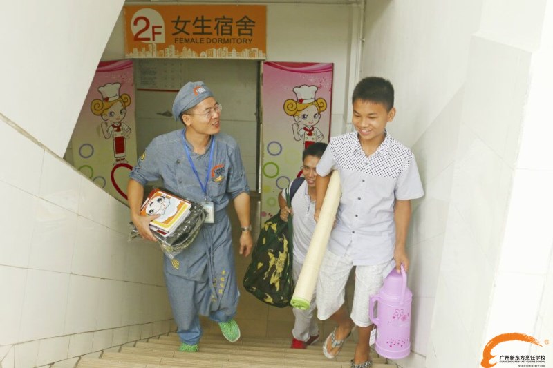 人人人人  廣州新東方報(bào)到處都是人