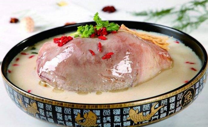 廣東省地方名菜豬肚包雞 湯里濃中帶清香氣撲鼻 廣東省地方名菜豬肚包雞 湯里濃中帶清香氣撲鼻