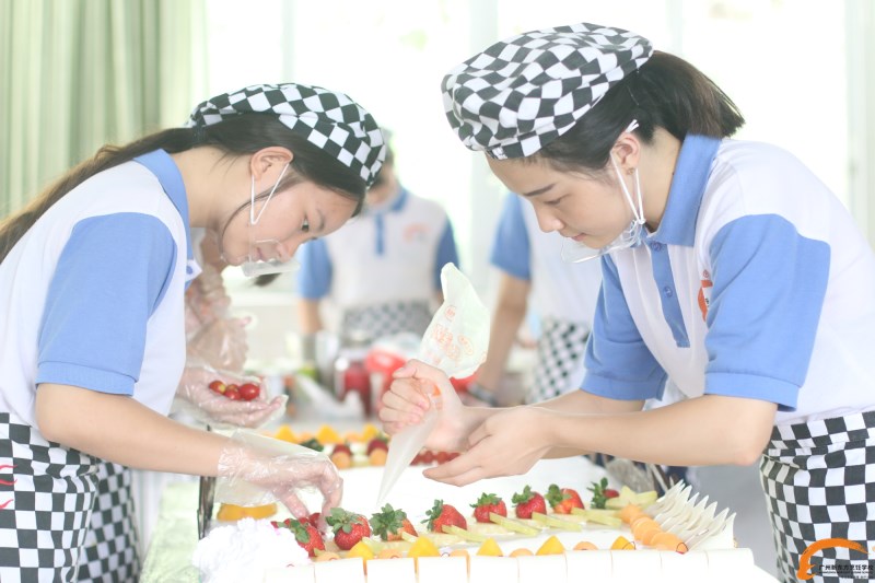 為什么越來越多的女生學(xué)廚師?女生學(xué)廚師到底有什么優(yōu)勢呢?西點培訓(xùn)學(xué)校 為什么越來越多的女生學(xué)廚師?女生學(xué)廚師到底有什么優(yōu)勢呢?西點培訓(xùn)學(xué)校