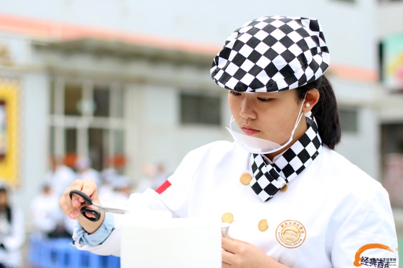 為什么越來越多的女生學(xué)廚師?女生學(xué)廚師到底有什么優(yōu)勢呢?西點培訓(xùn)學(xué)校 為什么越來越多的女生學(xué)廚師?女生學(xué)廚師到底有什么優(yōu)勢呢?西點培訓(xùn)學(xué)校
