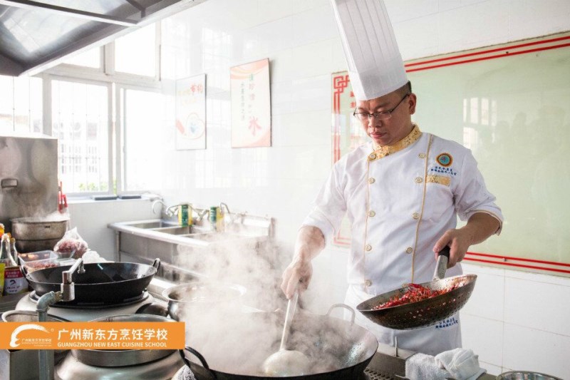 廣東烹飪學院老師進校園丨粵港澳烹飪老師萬波濤來校授課 廣東烹飪學院老師進校園丨粵港澳烹飪老師萬波濤來校授課