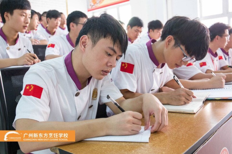 廣東烹飪學院老師進校園丨粵港澳烹飪老師萬波濤來校授課 廣東烹飪學院老師進校園丨粵港澳烹飪老師萬波濤來校授課