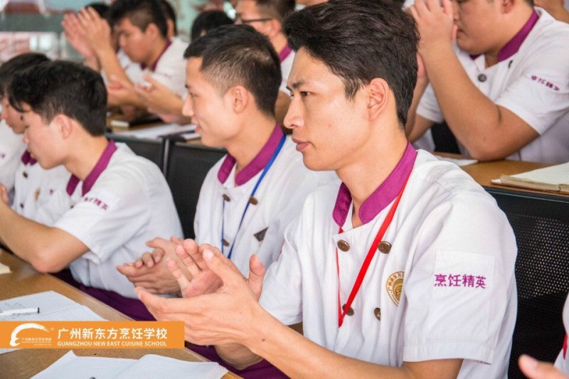 廣東烹飪學院老師進校園丨粵港澳烹飪老師萬波濤來校授課 廣東烹飪學院老師進校園丨粵港澳烹飪老師萬波濤來校授課