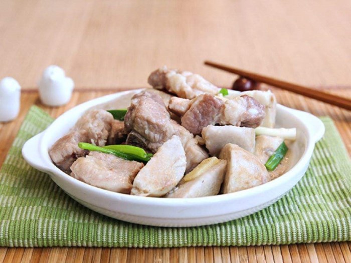 在線教做菜:味道濃郁的芋頭燜排骨 肉質鮮美營養全 在線教做菜:味道濃郁的芋頭燜排骨 肉質鮮美營養全