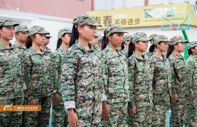 新東方烹飪學(xué)院:廣州新東方番禺校區(qū)隆重舉行2017年秋季軍訓(xùn)匯報表演 新東方烹飪學(xué)院:廣州新東方番禺校區(qū)隆重舉行2017年秋季軍訓(xùn)匯報表演