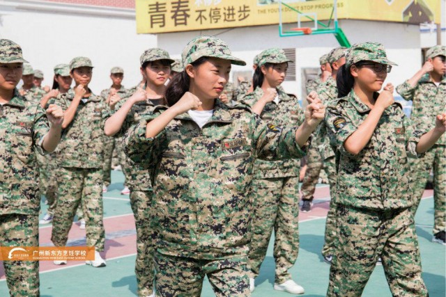 新東方烹飪學(xué)院:廣州新東方番禺校區(qū)隆重舉行2017年秋季軍訓(xùn)匯報表演 新東方烹飪學(xué)院:廣州新東方番禺校區(qū)隆重舉行2017年秋季軍訓(xùn)匯報表演
