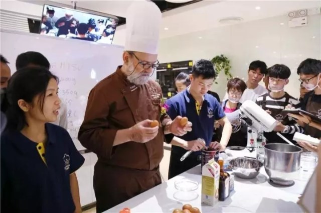 周末約一波?外籍大師空降廣州!上演美食誘惑“趴”~ 周末約一波?外籍大師空降廣州!上演美食誘惑“趴”~