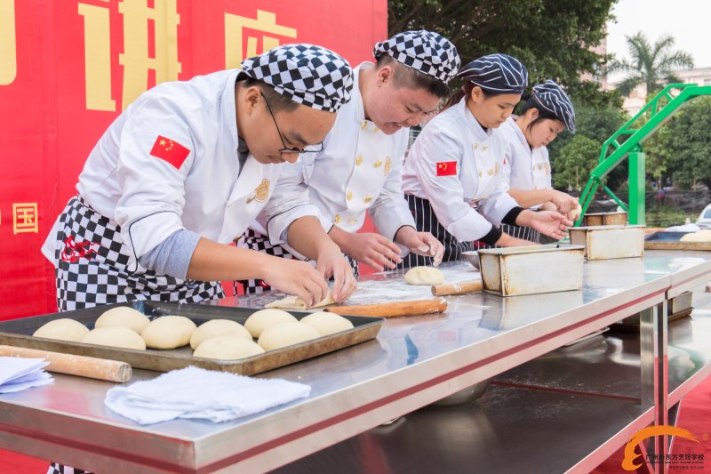 新東方烹飪烘焙大師進校園 傳授烘烤工藝技巧