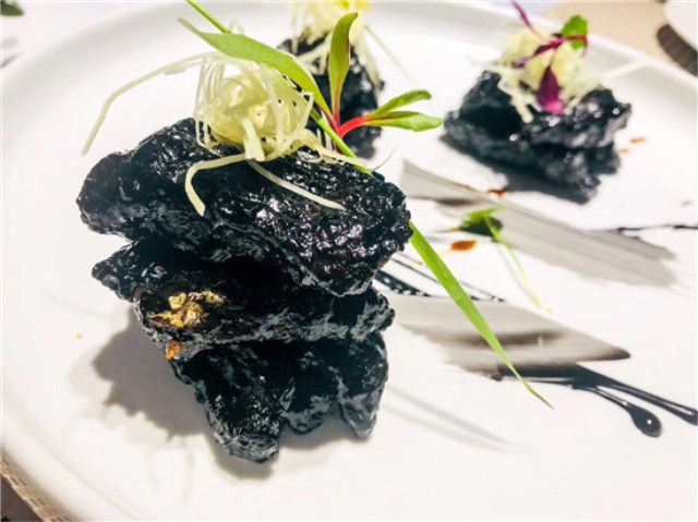 味夢牛肉＆墨魚汁熏魚 肉食者的福利